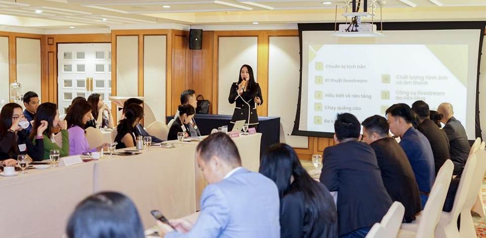 Mỹ Huyền chia sẻ kinh nghiệm với các chủ doanh nghiệp