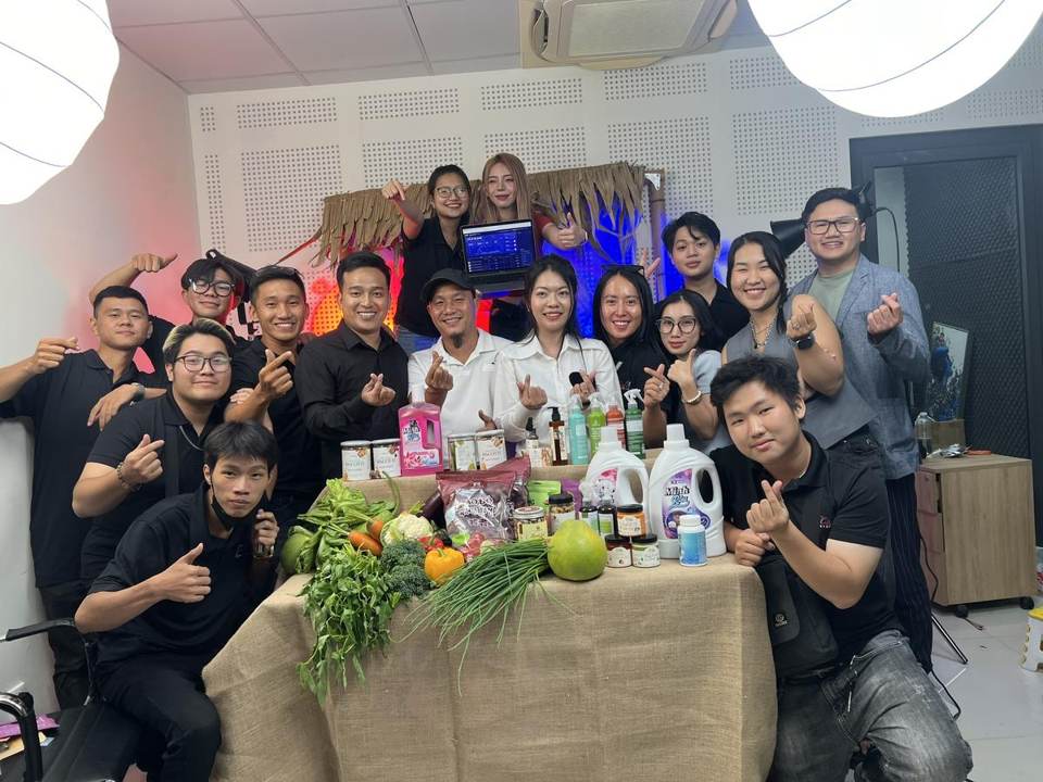Đội ngũ livestream cùng KOL Minh Râu