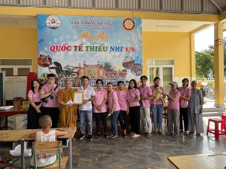 Trao quà tại mái ấm Hồng Quang